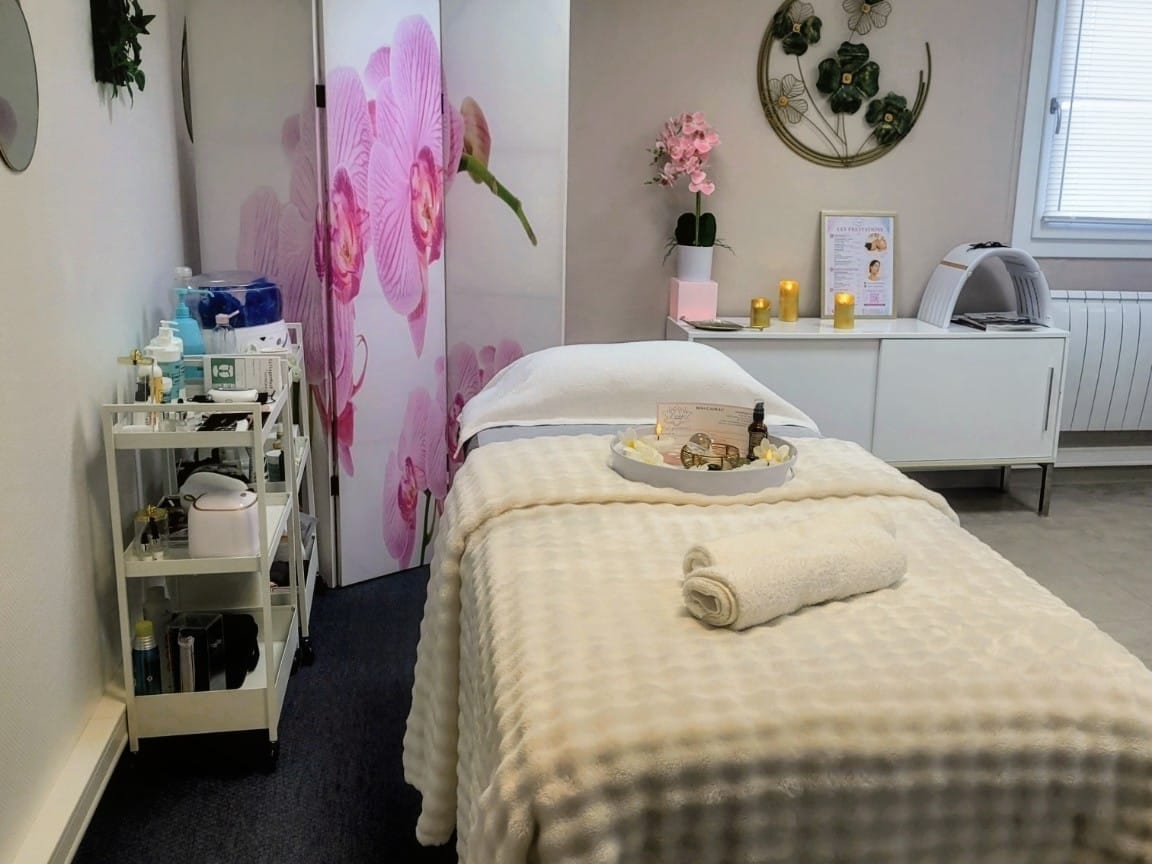 La table de massage du cabinet, sous les orchidées du paravent