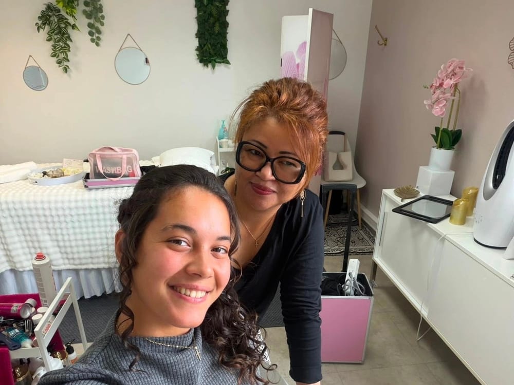 Nora et une cliente au cabinet