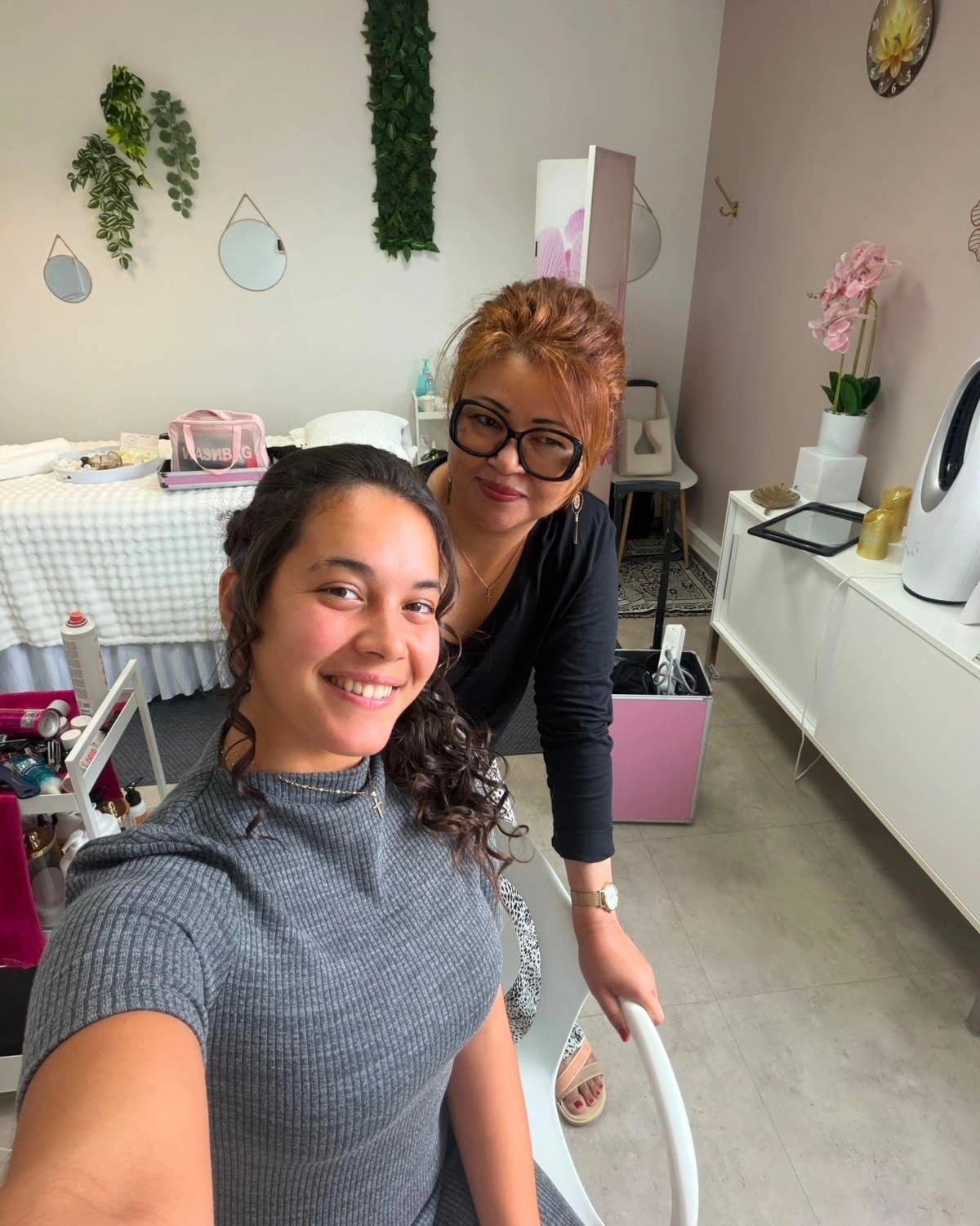 Nora et une cliente au cabinet