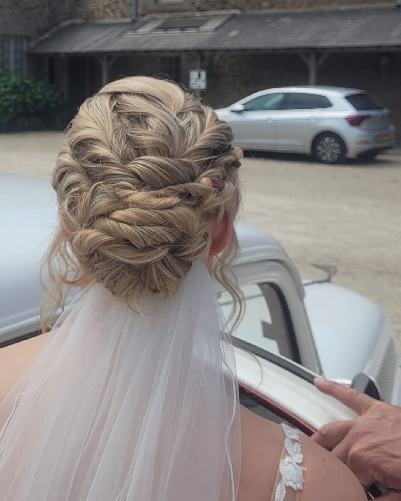 Un chignon tressé de mariée, réalisé par Nora