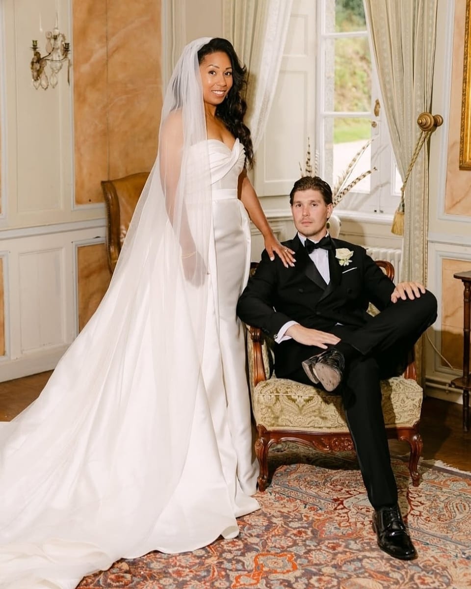 Les mariés dans un salon, la mariée coiffée et maquillée par Nora