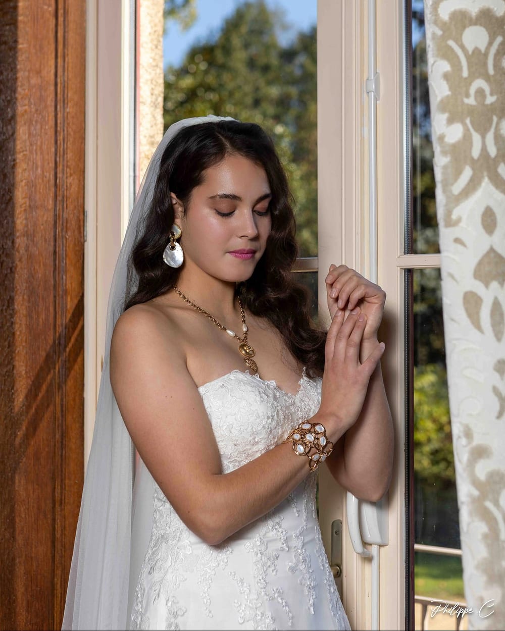 Une mariée coiffée et maquillée par Nora, en buste
