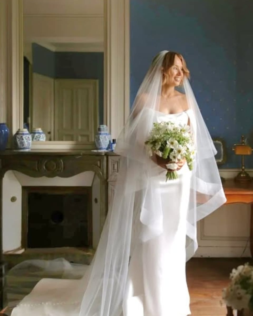 Une mariée et son bouquet, coiffée et maquillée par Nora